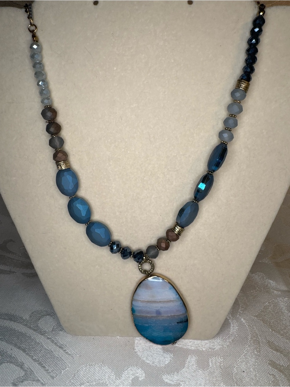 New And Lovely Blue Agate Stone Pendant Bead Necklace
